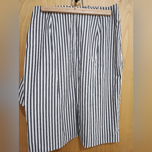 Banana Republic Striped Skirt with ruffle detail - Size 4 - Picture 2 of 5